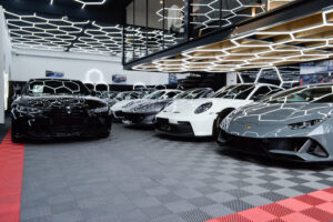 showroom mercedes Lamborghini Porsche
